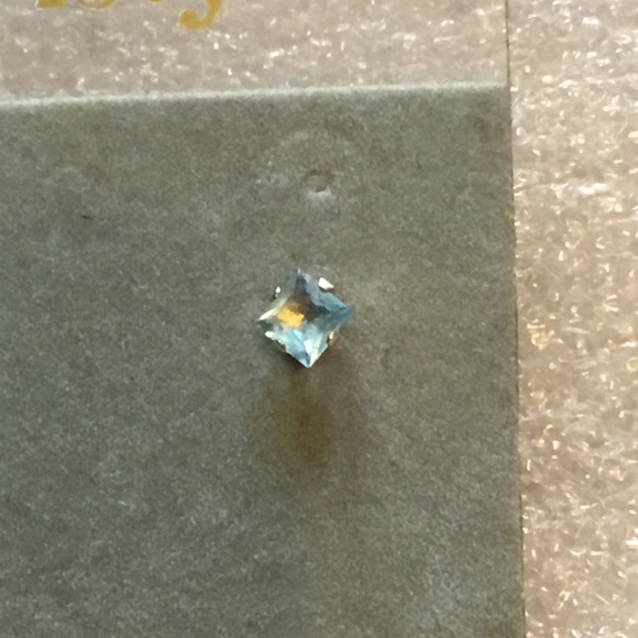 10k gold stud earrings w/ square aquamarine stones - Picture 7 of 8